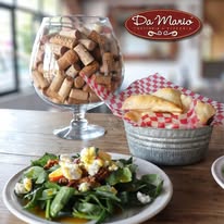 Ensalada y pan artesanal