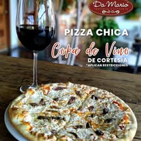Pizza con copa de vino